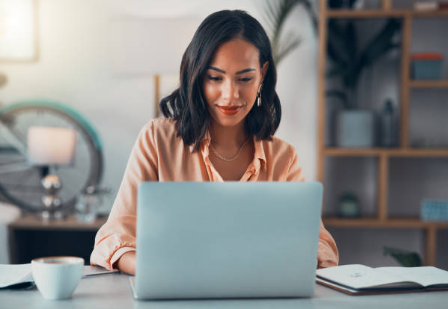 Femme employé travail sur bureau présentiel