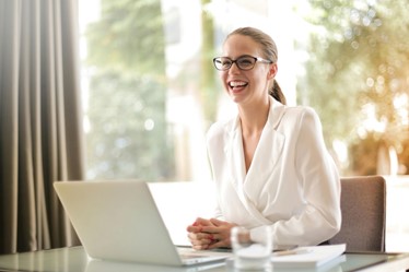 Femme heureuse au travail